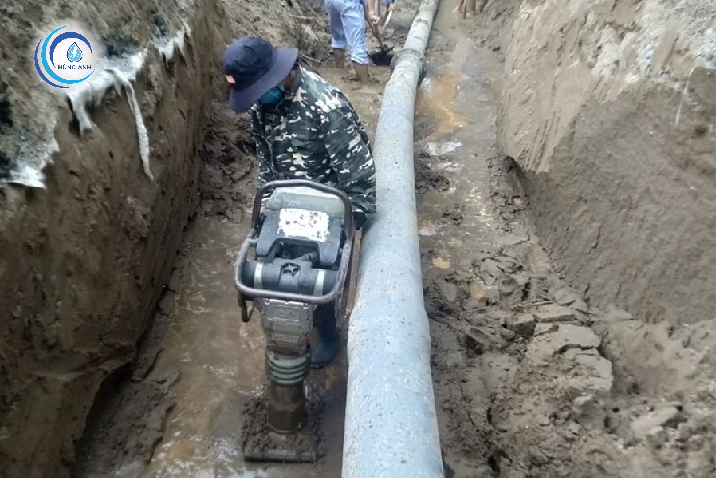 Đào rãnh và lắp đặt ống