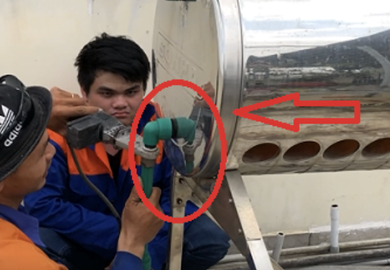 Ống nước năng lượng mặt trời bị chảy