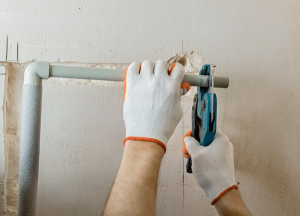 việc cắt ống nhựa ở góc hẹp