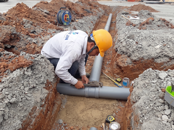Đường ống trong nhà xưởng cần tránh va đập