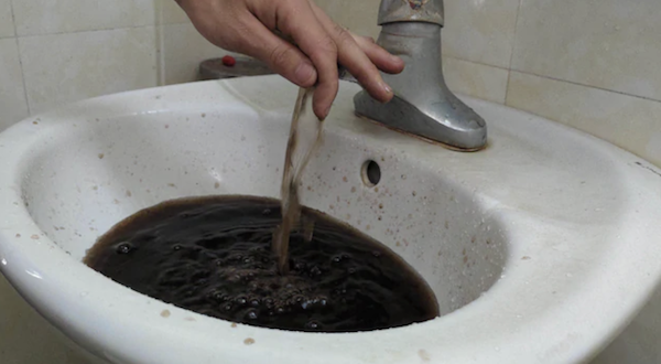 Ống nước chảy ra màu đen